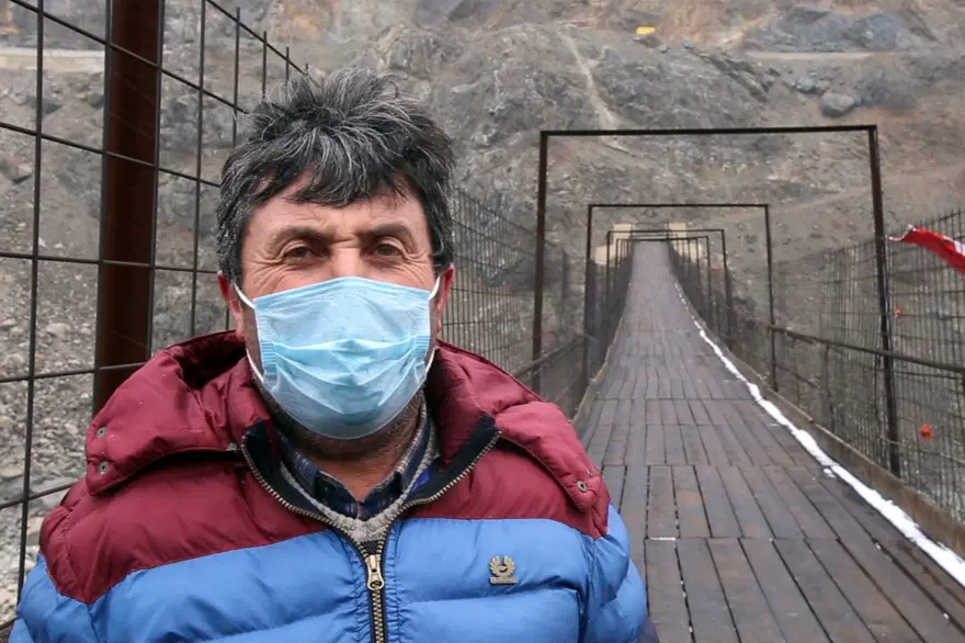 Bir kişinin düşerek hayatını kaybettiği köprüyü yöre halkı tadilat yaparak kullanmaya devam ediyor 13