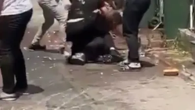 Bursa'da ilginç gelenek! Damadın üzerine gıda boyası, un ve sirke döküp, yumurta attılar