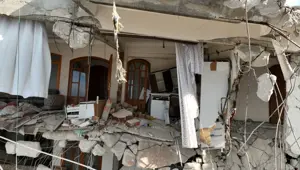 Hatay'da hasarlı evlerin içi görüntülendi