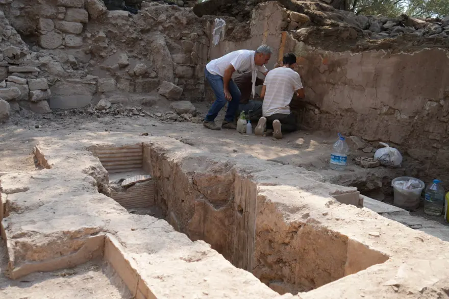 Balıkesir'deki kazılarda bin 600 yıllık vaftizhane ortaya çıkarıldı Balıkesir'deki kazılarda bin 600 yıllık vaftizhane ortaya çıkarıldı