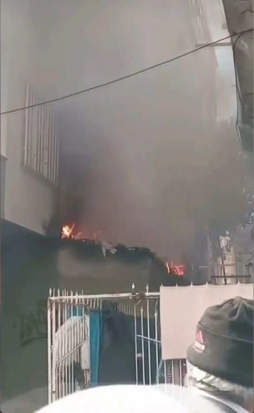 Yanan motosikletten alevler binaya sıçradı 