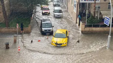 Bayburt'ta sağanak yağış: Cadde ve sokakları su bastı