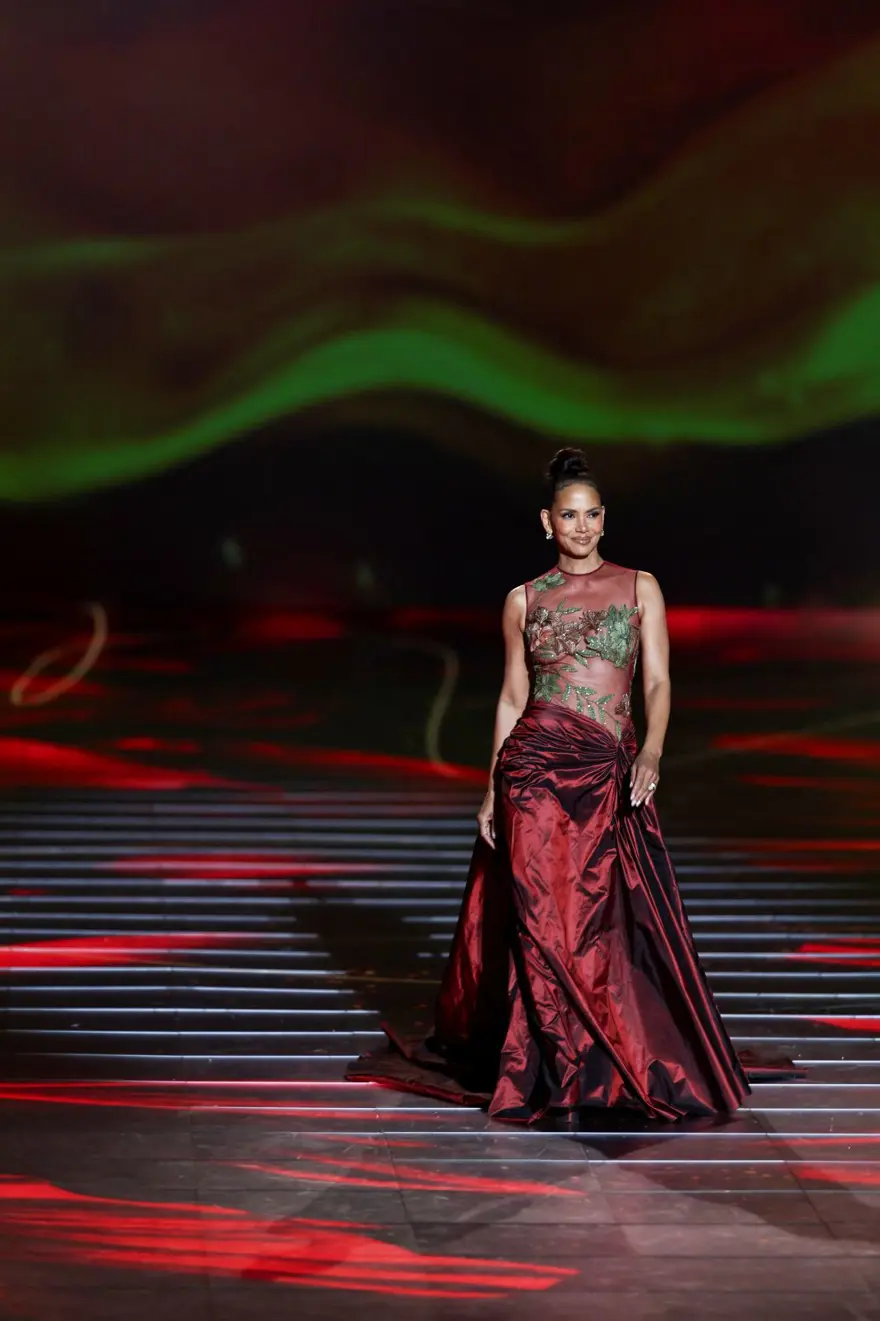 22 YIL SONRA AYNI ELBİSEYİ GİYDİ 7