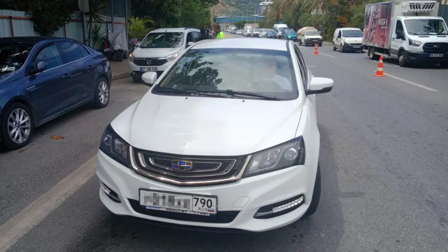 Antalya'da Rus ve Ukrayna plakalı araçlarla korsan taksicilik 3 Antalya'da Rus ve Ukrayna plakalı araçlarla korsan taksicilik 3