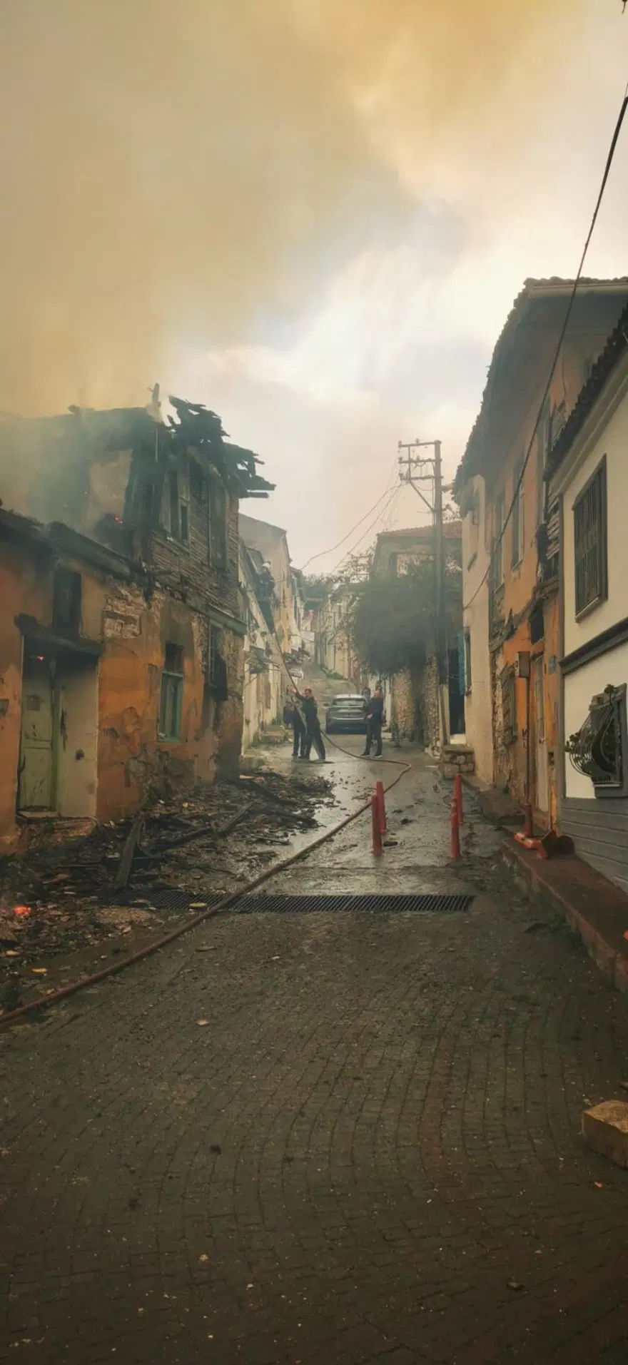 Kuşadası'nda 150 yıllık tarihi ev küle döndü 3
