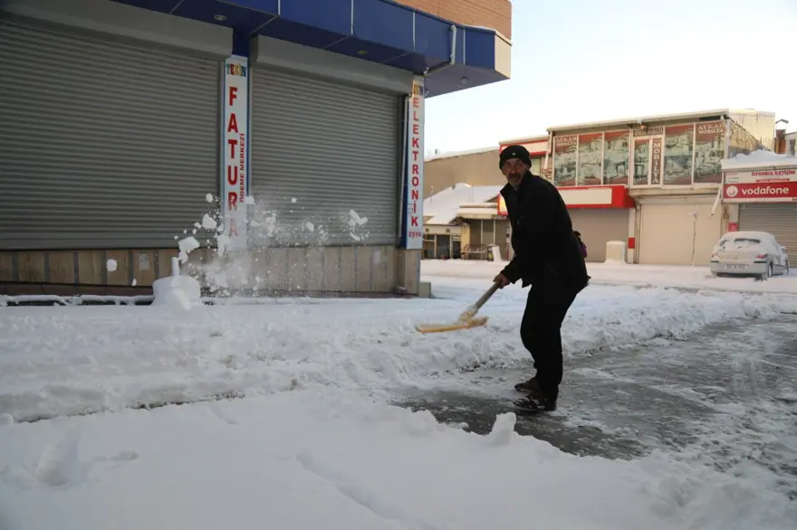 Van'da kar yolları kapattı: 83 yerleşim yerine ulaşım yok 19 Van'da kar yolları kapattı: 83 yerleşim yerine ulaşım yok 19