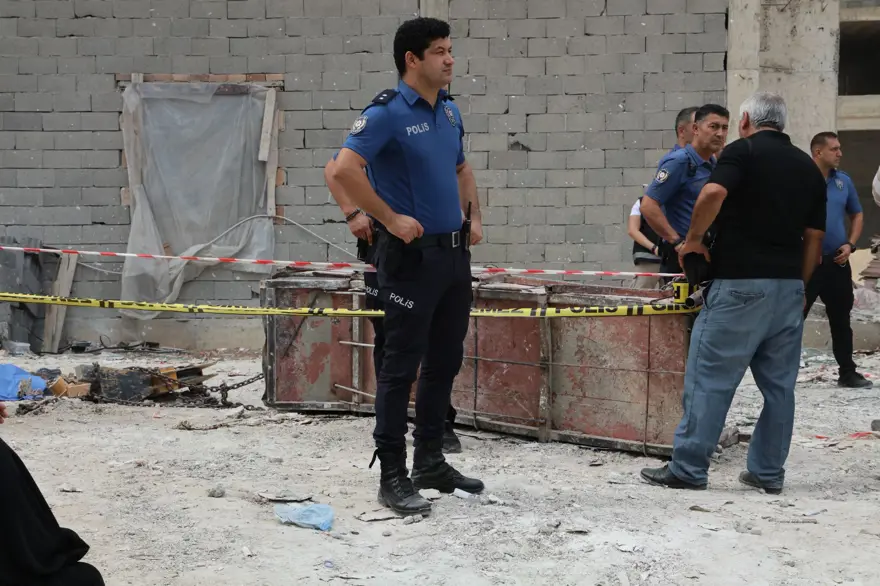 İnşaatta feci ölüm: Kule vinçteki demir sepet işçilerin üzerine düştü 3 İnşaatta feci ölüm: Kule vinçteki demir sepet işçilerin üzerine düştü 3