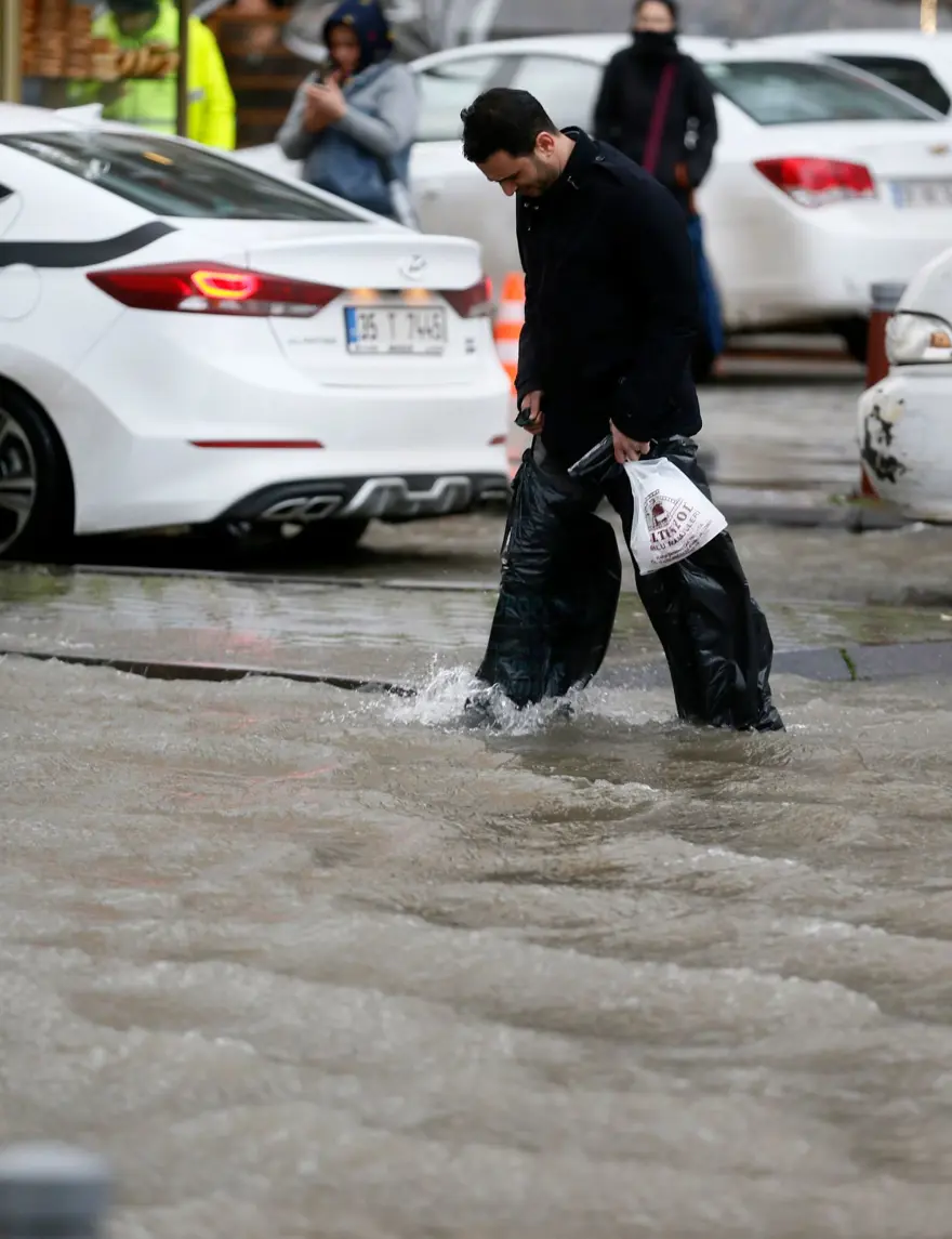 İzmir'de fırtına: Deniz taştı, işyerlerini su bastı 10
