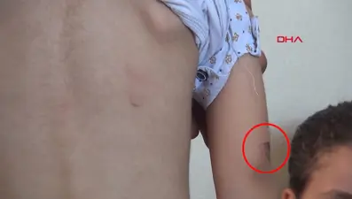 Çocuklarını sopa ve kemerle dövdü