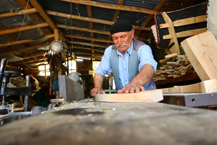 Unutulmaya yüz tutmuştu: 77 yaşındaki usta semerciliği makinayla sürdürüyor 1 Unutulmaya yüz tutmuştu: 77 yaşındaki usta semerciliği makinayla sürdürüyor 1