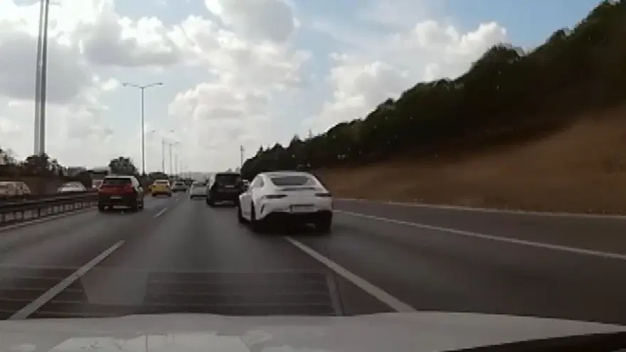 TEM’de yolu paylaşamayan sürücü camdan sopa gösterdi 1 TEM’de yolu paylaşamayan sürücü camdan sopa gösterdi 1