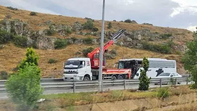 Yolcu otobüsü karpuz yüklü TIR'a çarptı: 14 yaralı