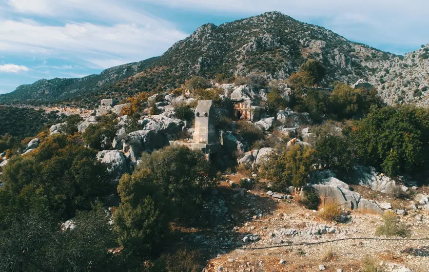 Binlerce yıllık tarihi eserin önüne ev yaptı 8