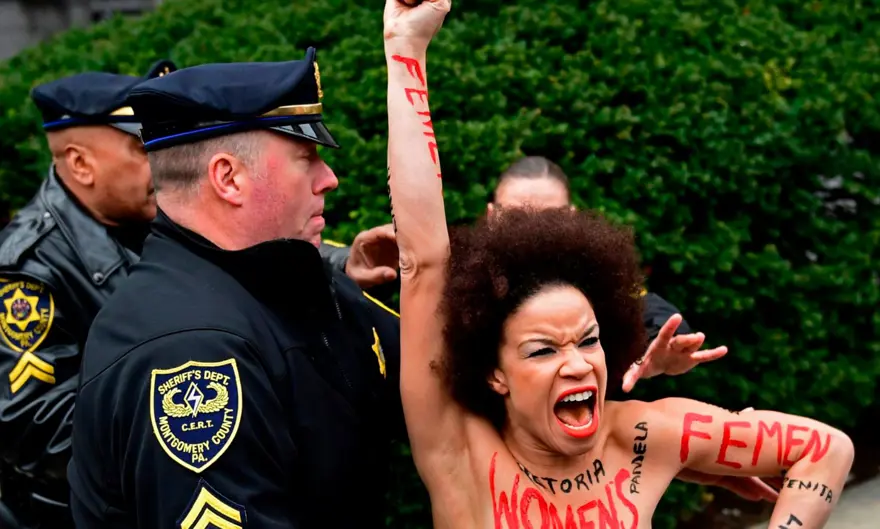 Bill Cosby’ye Cosby Ailesi dizi oyuncusundan üstsüz protesto 