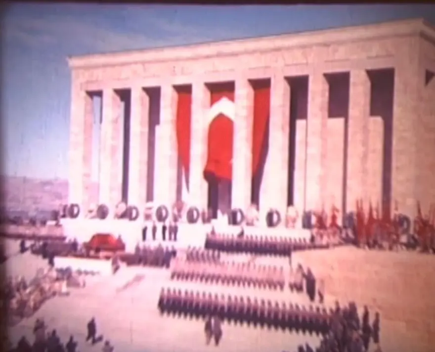 Atatürk’ün naaşının Anıtkabir’e naklinin renkli görüntüleriortaya çıktı 8 Atatürk’ün naaşının Anıtkabir’e naklinin renkli görüntüleriortaya çıktı 8