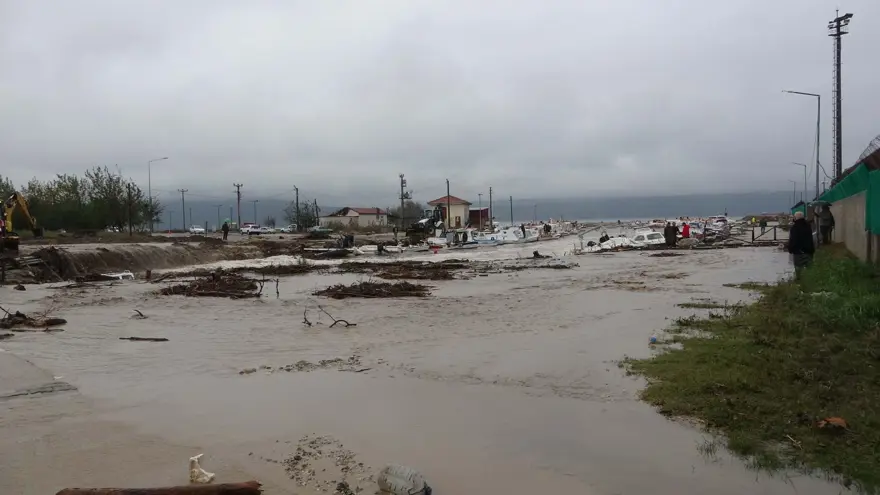 Çanakkale'de sağanak: Cadde ve sokaklar göle döndü 15