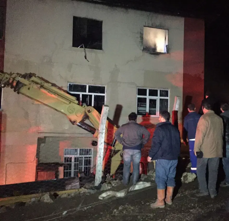 Adana'da yangın: 12 kişi hayatını kaybetti 15