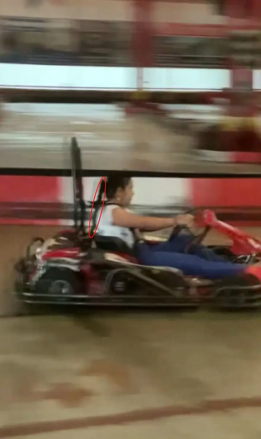 Go-kart aracına saçını kaptıran Lara, ölümden döndü 1 Go-kart aracına saçını kaptıran Lara, ölümden döndü 1