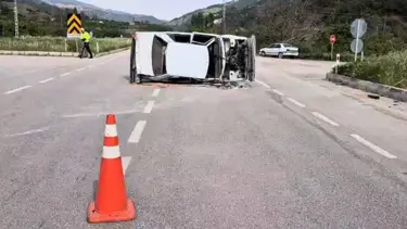 Köpeğe çarpmamak için manevra yapan otomobil yan yattı