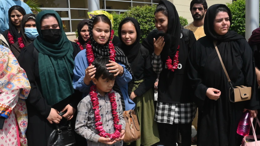 Afganistan'ın kadın genç futbol takımı Pakistan’a ulaştı 2 Afganistan'ın kadın genç futbol takımı Pakistan’a ulaştı 2