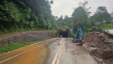 Arhavi'de heyelan riski: Tünel trafiğe kapatıldı