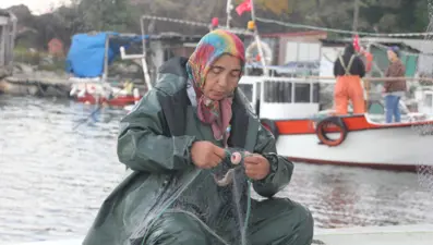 Karadeniz’in kadın balıkçıları ekmek mücadelesinde: Gece saatlerinde ava çıkıyorlar