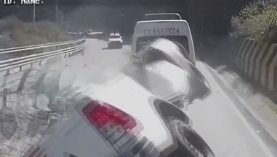 Dev kaya, aracın üzerine düştü: 2 ölü, 1 yaralı