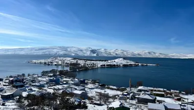 Çıldır Gölü'ne mevsimin ilk karı düştü