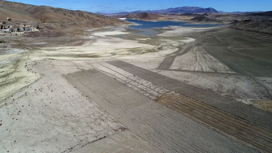 Karacalar Barajı'nın suyu 300 metre çekildi, zemin tarım arazisine dönüştü 1