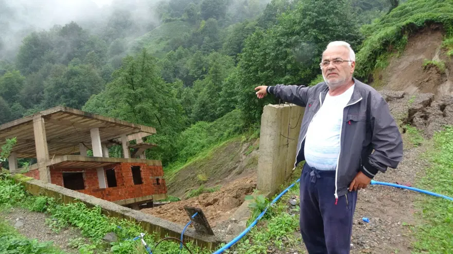 Rize'de 3 katlı bina heyelanda sürüklendi 15 Rize'de 3 katlı bina heyelanda sürüklendi 15