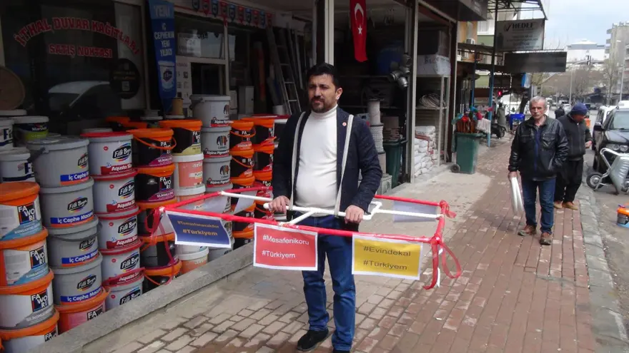 Hem kendini hem vatandaşı virüsten korumak için su borusu ile dolaşıyor 3