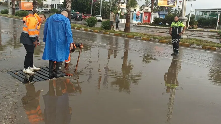 Bodrum'da kuvvetli sağanak: Yollar göle döndü 11 Bodrum'da kuvvetli sağanak: Yollar göle döndü 11