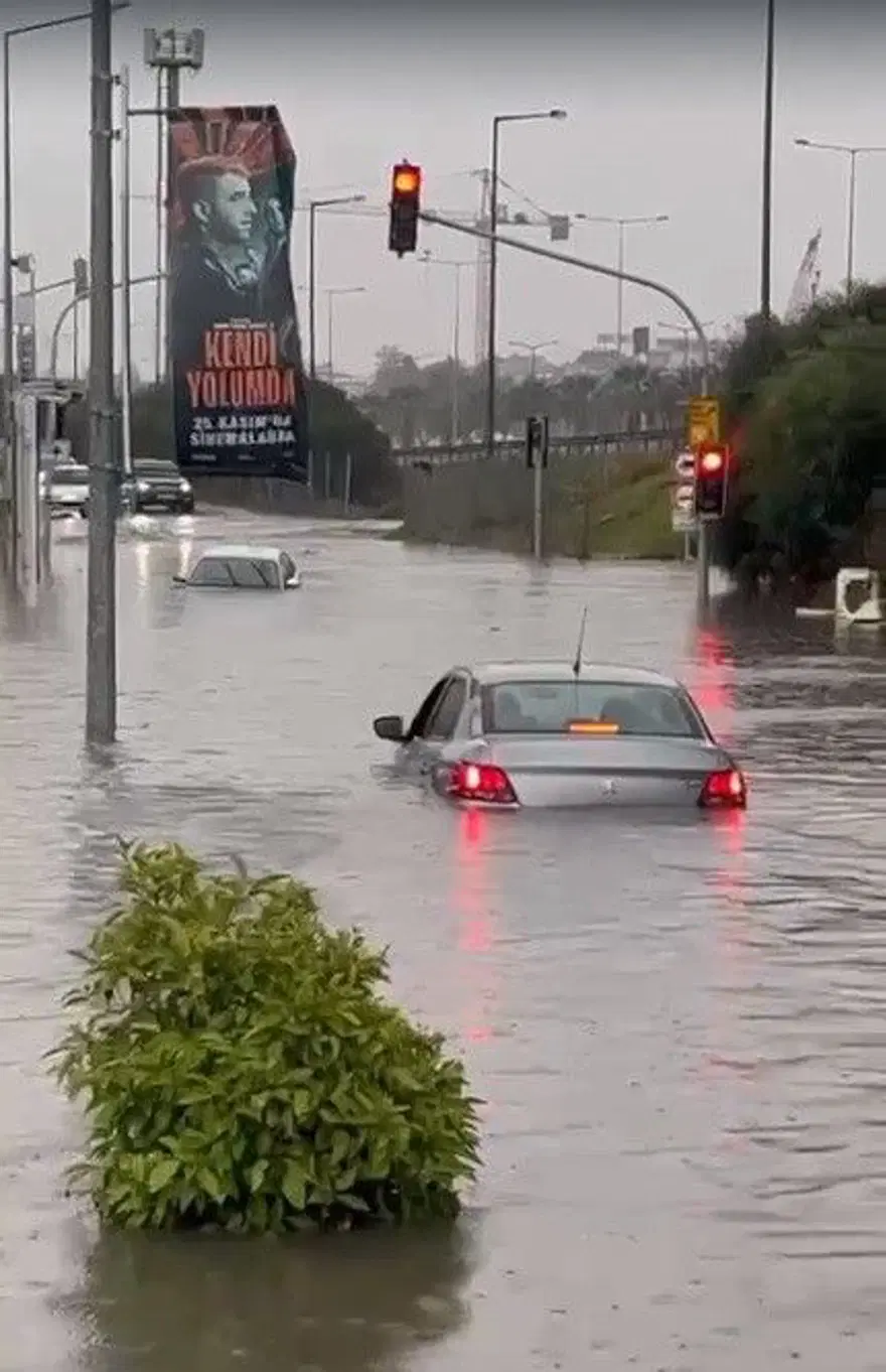 İzmir'de caddeler göle döndü, araçlar sular altında kaldı 1