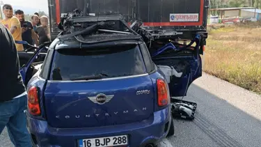 Otomobille TIR çarpıştı: Avukat anne öldü, oğlu yaralandı