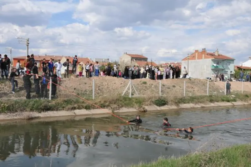 İki kız öğrenci kanala atladı, biri öldü 3