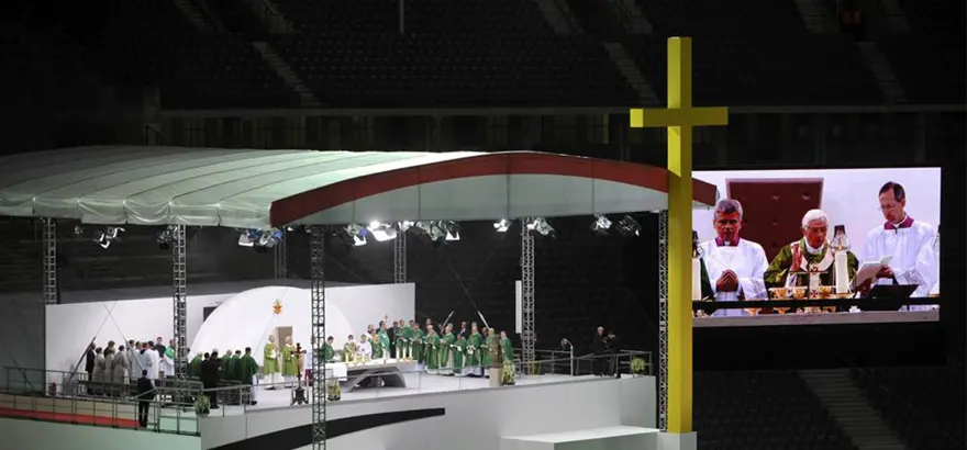 Papa'dan 70 bin kişilik ayin 5