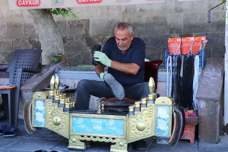 Üç kardeş, tarihi surların gölgesinde ayakkabı parlatıyor 5