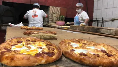 Ramazan Lezzetleri: Kars'ın kaşarlı, tereyağlı pidesi