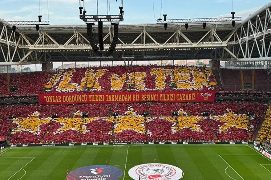 Galatasaray taraftarından özel koreografi: Mourinho ve Fenerbahçe'ye gönderme 2 Galatasaray taraftarından özel koreografi: Mourinho ve Fenerbahçe'ye gönderme 2
