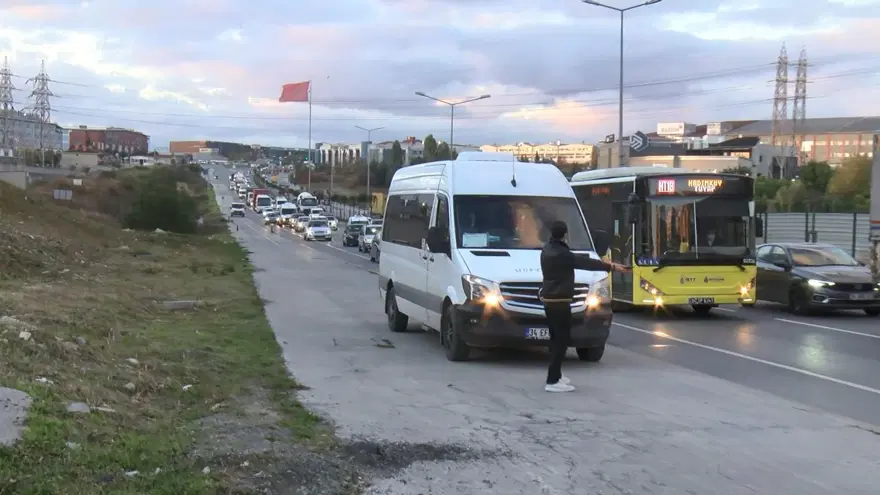 Trafikten kaçmak için kaldırımı üçüncü şerit yaptılar 10 Trafikten kaçmak için kaldırımı üçüncü şerit yaptılar 10
