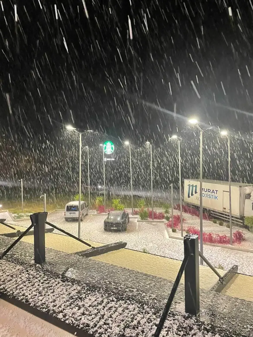 Antalya'da dolu yağışı etkili oldu: Araçlar akaryakıt istasyonlarına sağındı 4