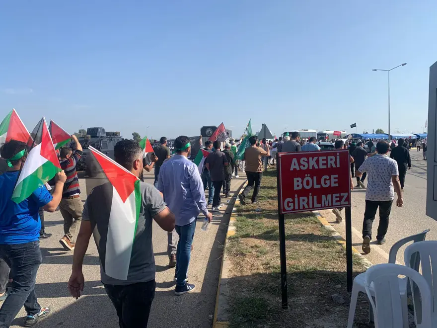 Protestocular İncirlik Hava Üssü'ne girmeye çalıştı 1