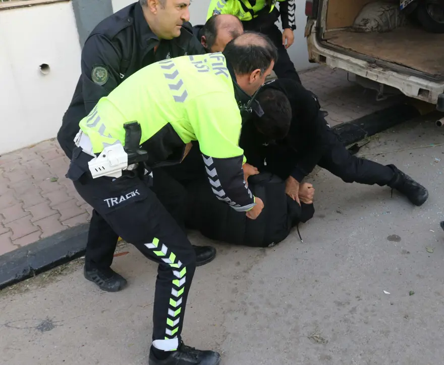 ARACIN CAMI TABANCA KABZASIYLA KIRILDI 3