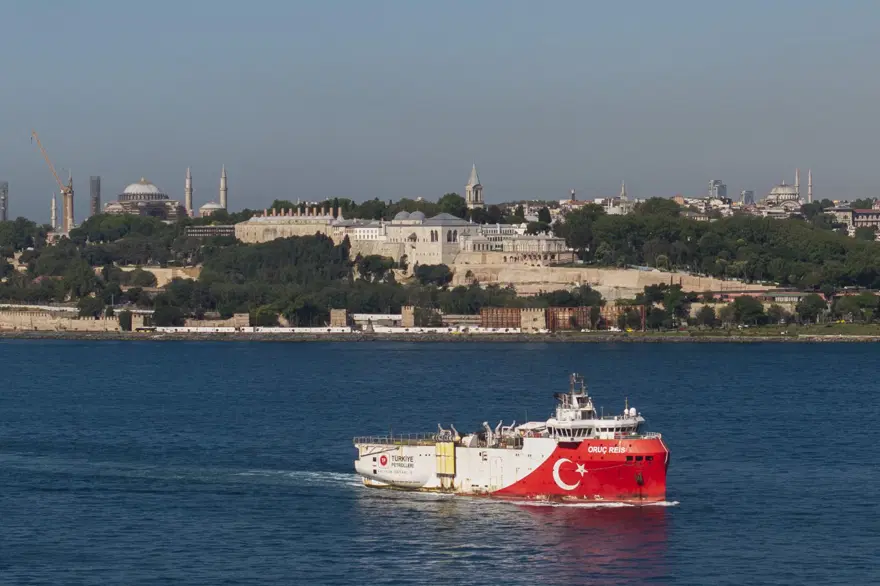 Oruç Reis Gemisi İstanbul Boğazı'ndan geçti 