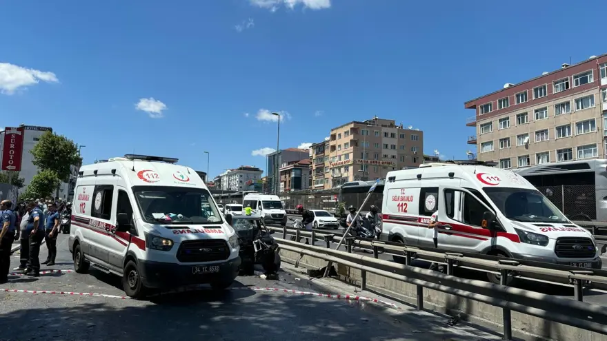 İstanbul'da otomobil yayaların arasına daldı: Yaralılar var 1