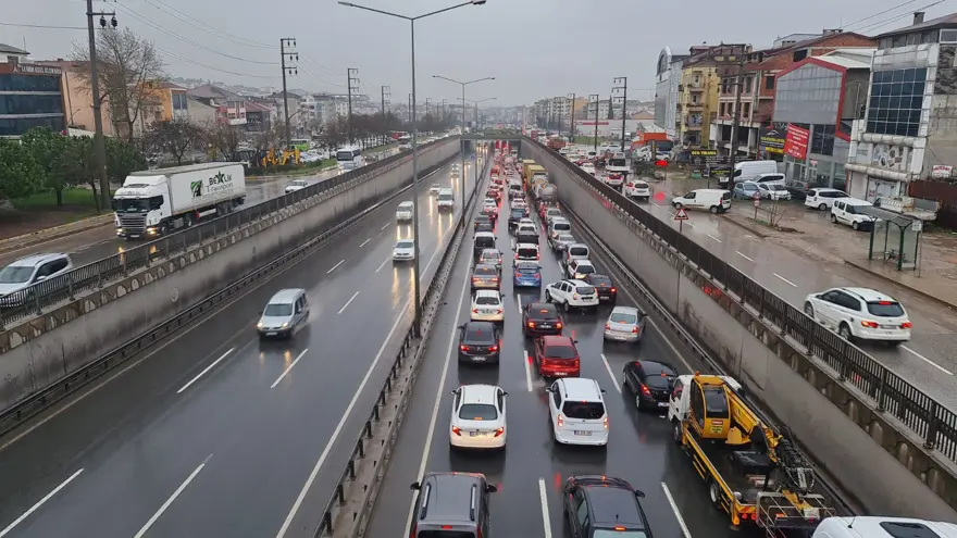 TIR köprünün altına sıkıştı, D-100 ulaşıma kapandı 4