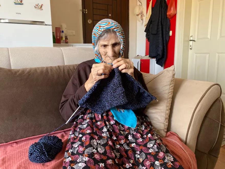 Bir gözü görmeyen 70 yaşındaki Sema Teyze ayda 20 kitap okuyor 3