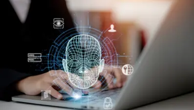 Eski sevgilisinin fotoğraflarını kullanarak erotik hesap açtı, binlerce dolar kazandı