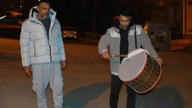 Edirne’de baba ile oğlu vatandaşları sahura davul ve manilerle kaldırıyor