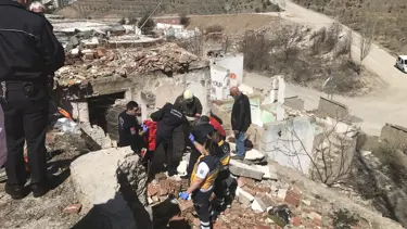 Hurda toplamak için girdiği gecekondu çöktü